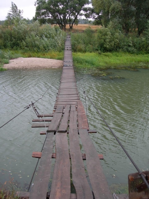 Висячий мост через реку Пару