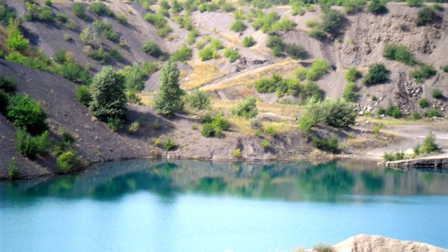 Озеро на карьере, где камень добывают.