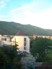 Вид из окна дома на горы